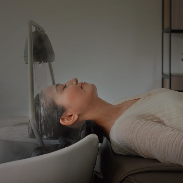 スパででリラックスする女性