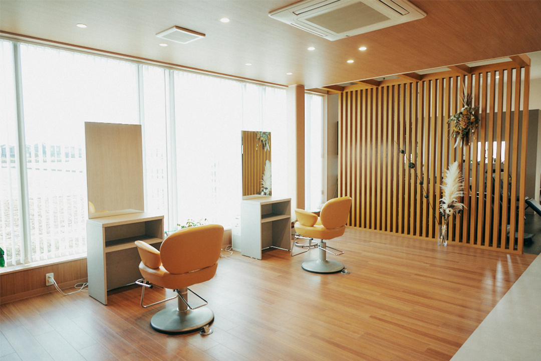 鏡の向こうに田園風景が広がるセット面