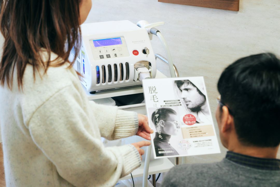 脱毛メニューの説明をする草刈真由美さん