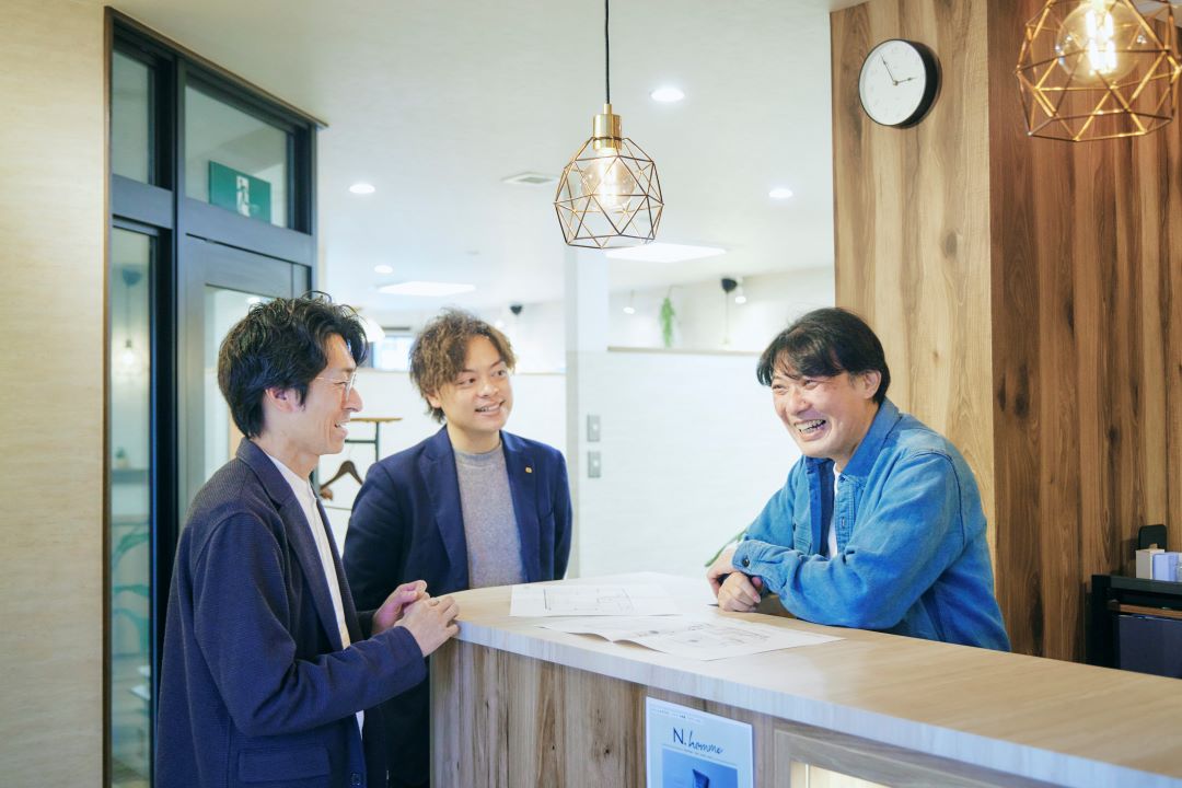 タカラベルモント担当と談笑する草刈淳一さん