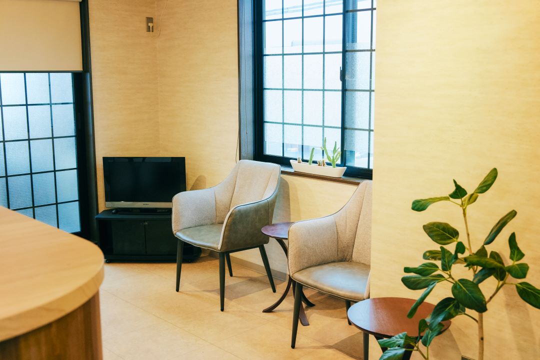 ナチュラルで落ち着いた色調の待合空間