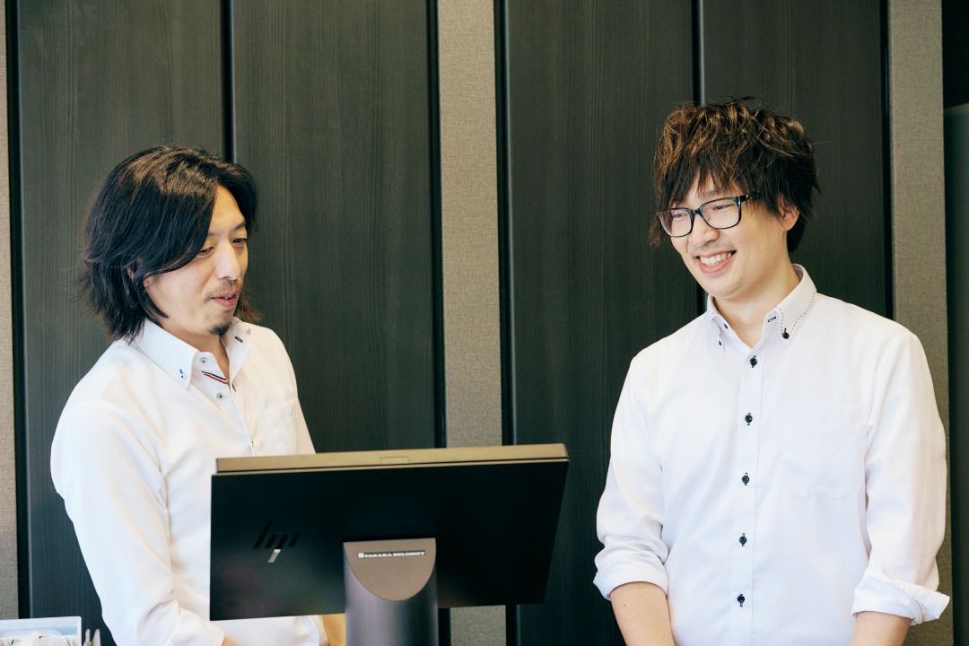 POSデータを確認する佐藤オーナーと阿部さん